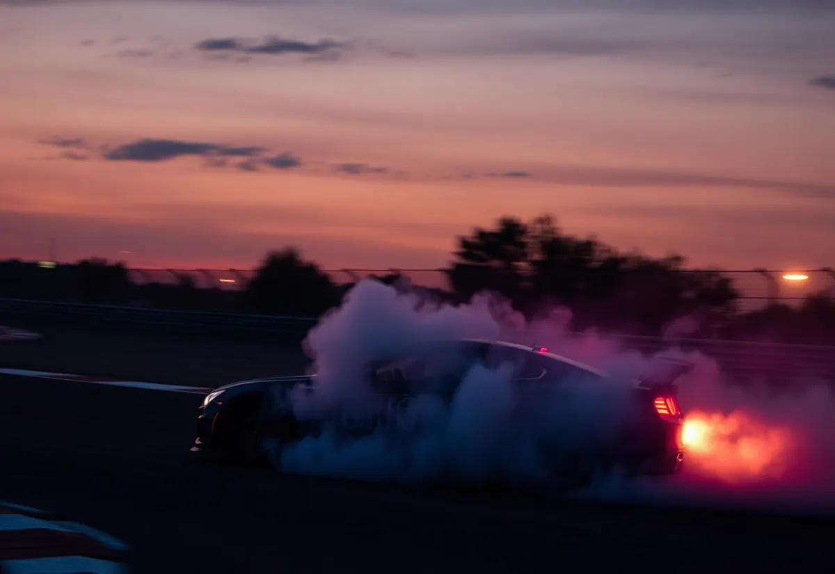 Drift-Fahrzeug beim Motorsport-Einsatz mit Live-Kalibrierung durch das MHPower Team